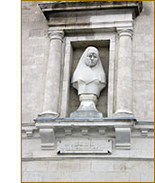 Даша Севастопольская, скульптура на здании панорамы обороны Севастополя Даша Севастопольская